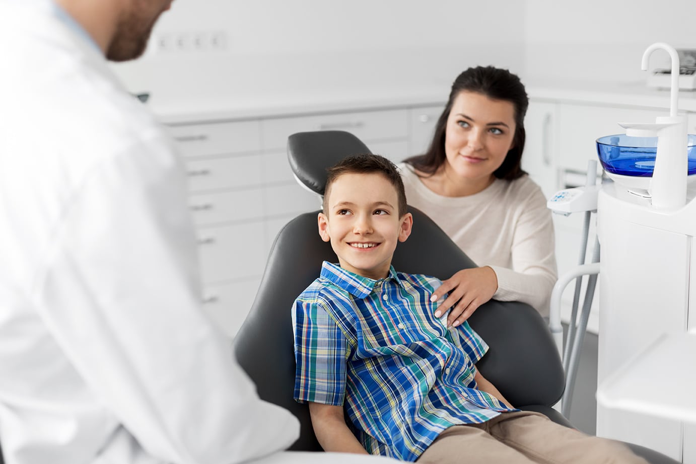 young boy with mother during dentist appointment At Pediatric Dentistry on Kimball